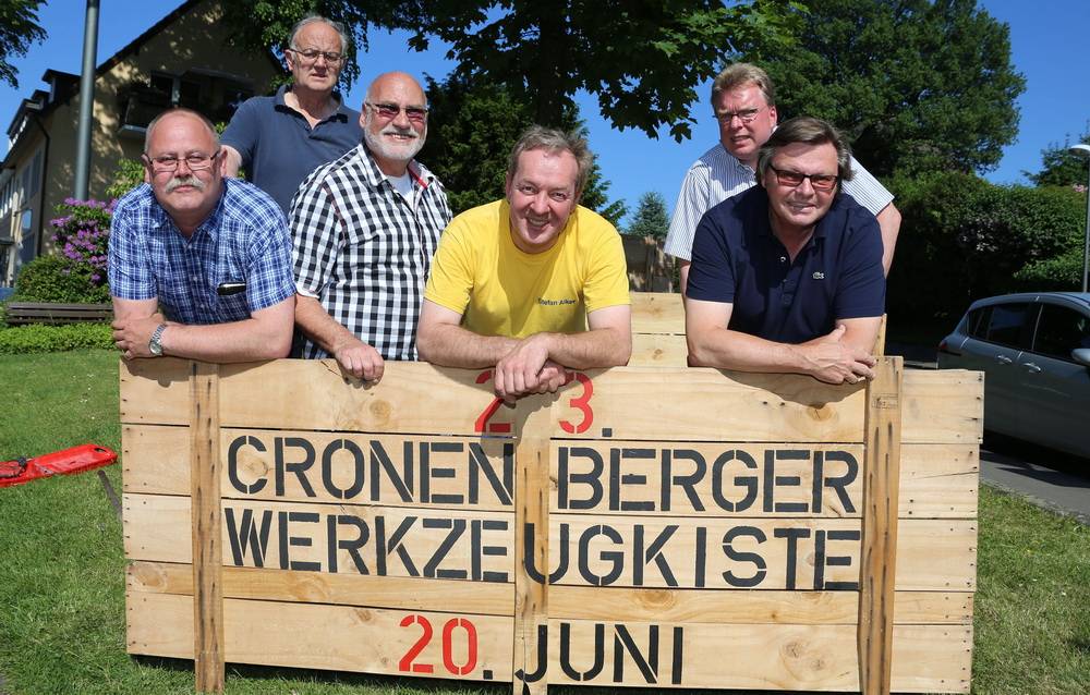  Können sie kaum noch halten: Die Organisatoren der Kiste Peter Mühlhoff, Rolf Tesche, Andreas Barth, Stefan Alker, Michael Schmiedecke, Udo Hinsche und Losverkäufer Ralf Dahmen (v.li.) mit der diesjährigen Werkzeugkiste. 