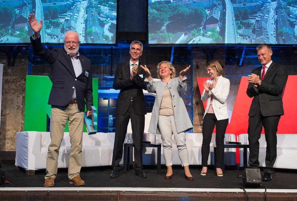  Svenja Schulze (Mi.) überreichte am Ende der Veranstaltung den Publikumspreis an Lutz Eßrich (li.) vom Projekt Nordbahntrasse Wuppertal, das die Zuschauer durch ein verdecktes Votum zum Gesamtsieger gekürt hatten. 