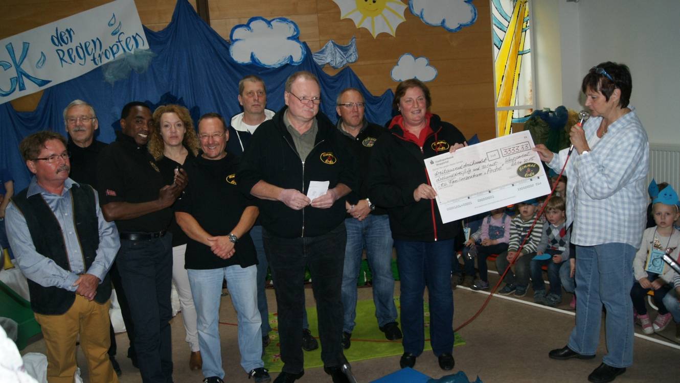  Die Theaterleute von "Himmel und Erde" bei der Spendenscheckübergabe fürs Unterbarmer Kita-Dach. 