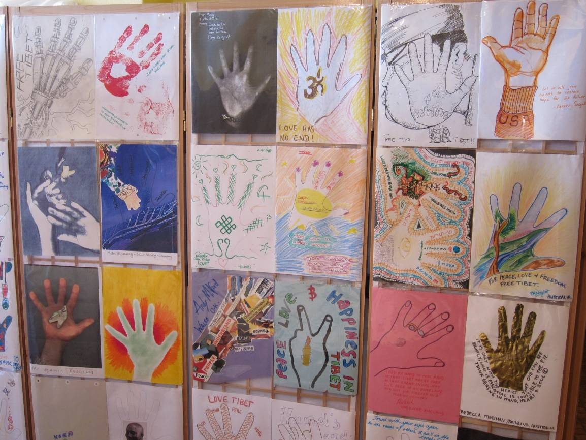 Bunte Hände für freies Tibet