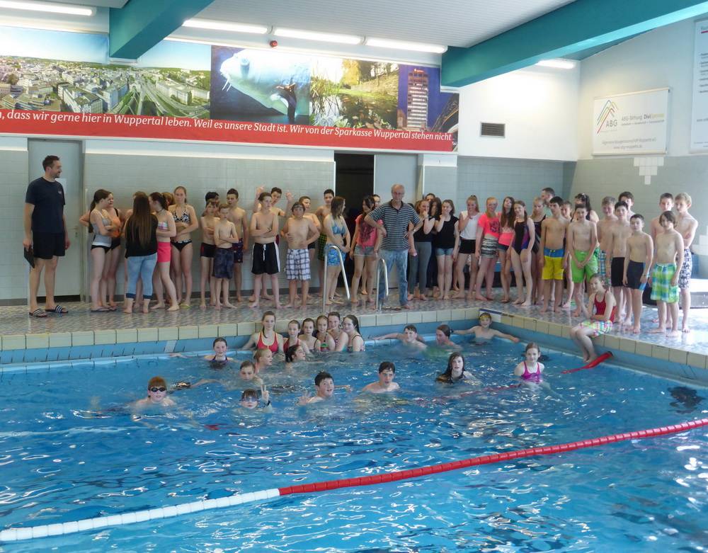 Manchmal beobachtete man beim Sponsorenschwimmen auch das Aquajogging. Insgesamt waren die Schülerinnen und Schüler freudig bei der sozialen Sache. 