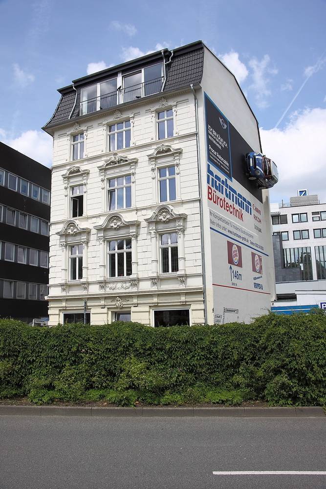  Das Objekt des Anstoßes. Saniert mit Mini dran, der laut Stadt „in Gestaltung und Farbigkeit in Konkurrenz zum Denkmal tritt“.  