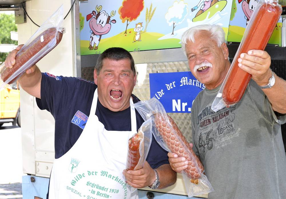  „Wurst Achim“ weist Rundschau-Mitarbeiter Joachim Macheroux in sein Sortiment ein. Zum Brüll-Duell klommt es leider nicht. 