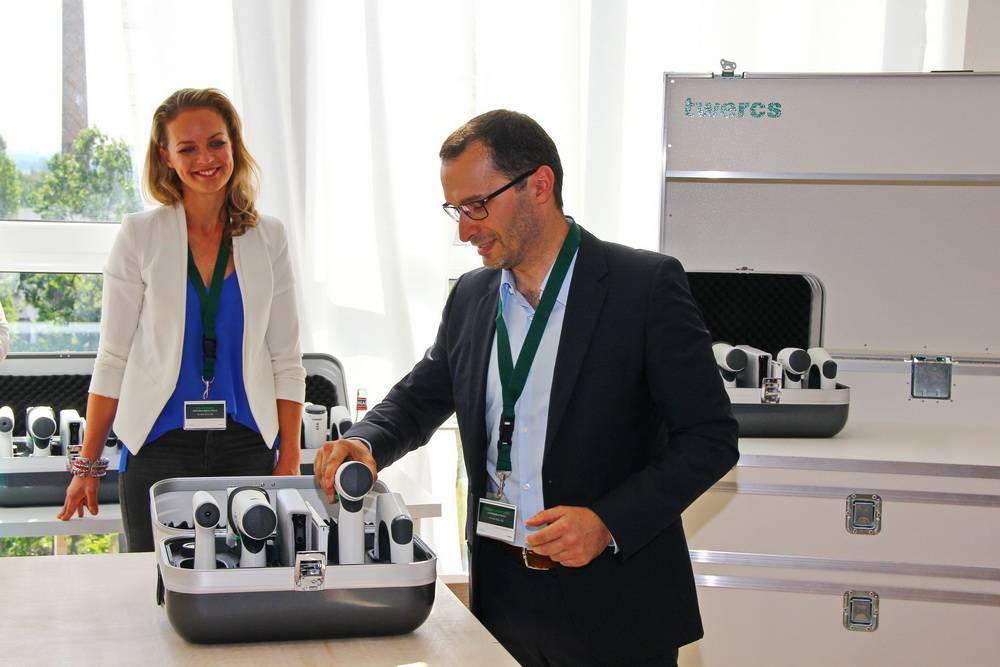  Eva Brenner ließ sich die neueste Vorwerk-Produktidee von deren Erfinder Torben Kasimzade erklären. 