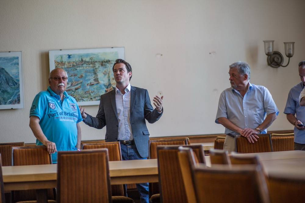  „Nike und Puma haben schon nach Flächen gefragt“, freut sich Alexander Clees (r.) im schmucklos möblierten „Kaisersaal“ der Direktion über spontanes Interesse am FOC.  