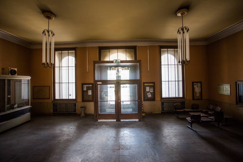  Der Haupteingang des im Zweiten Weltkrieg schwer beschädigten Bundesbahndirektionsgebäudes macht von innen eher den Eindruck einer Wartehalle. Was es irgendwie aber auch trifft, schließlich wartet das Haus auf seine umfassende Umgestaltung. 