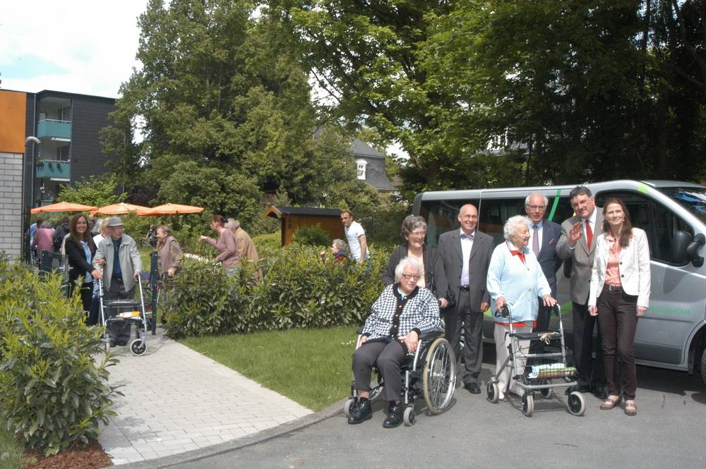  Die Anschaffung des neues Busses wie das Anlegen des Sinnesgarten ermöglichte die Paul-Kuth-Stiftung, dafür dankten Stefan Kühn (4.v.l.) , Ulrich Renziehausen (2.vl.) und Susanne Dickebohm (l) sowie die Bewohner vom städtischen Alten- und Pflegeheim Herichhauserstraße in Cronenberg Detlef Erlenbruch als Repräsentant der Stiftung. 