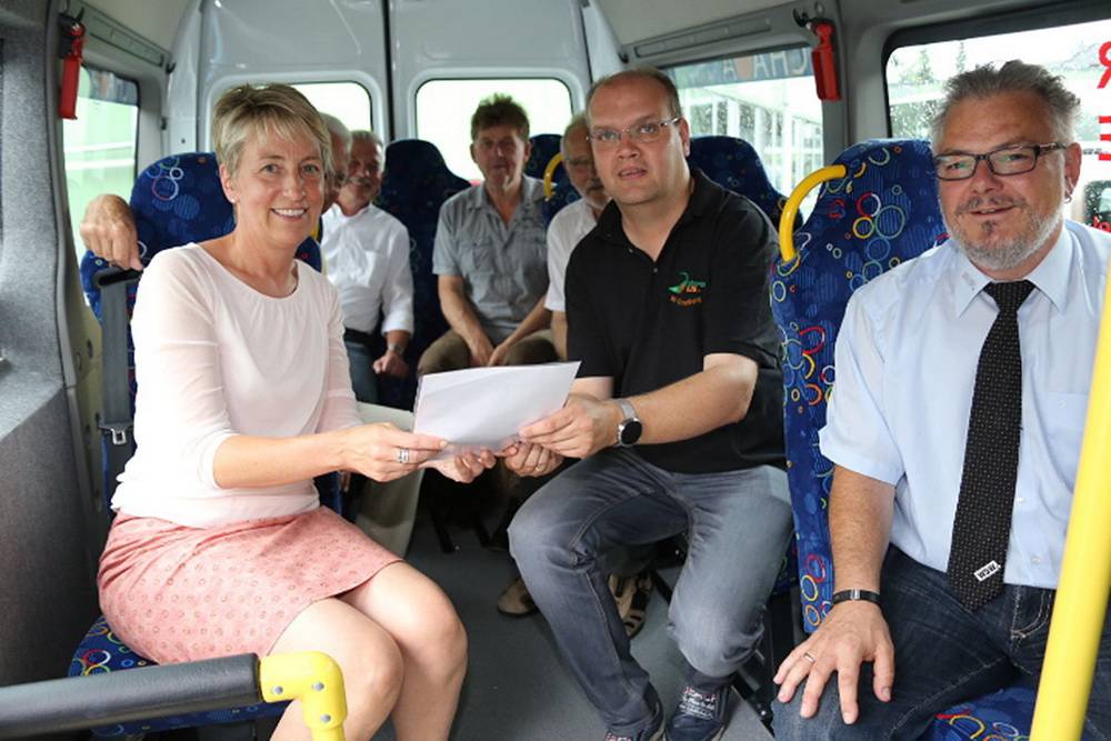  Viel Platz im neuen Bürgerbus: Sabine Schnake und Thomas Wolf (WSW) übergeben die vorläufigen Fahrzeugpapiere an Bürgerbusvereinsvorsitzenden Andreas Holstein (Mi.). 