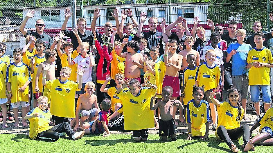  65 Mädchen und Jungen wurden von Ex-Profifußballer Elmo Rodrigues eine Woche lang fit gemacht — im Fußball und fürs Leben. 