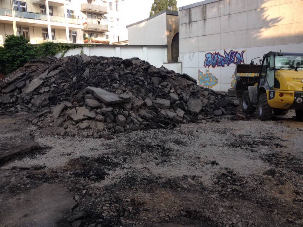  Der alte Asphaltbelag des Schulhofs ist Geschichte. 