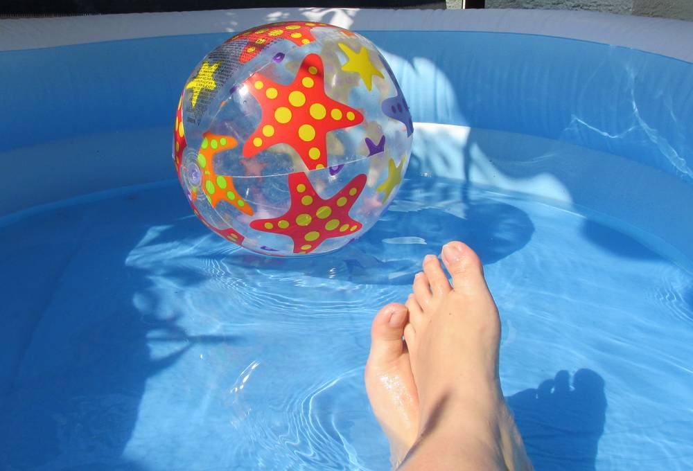 Wem die Freibäder zu voll sind, baut sich eben seinen eigenen Pool auf - findet...