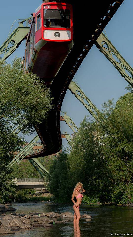 Optimales Wetter für ein Fotoshooting. Hier Bianca Brown in der Wupper mit der...