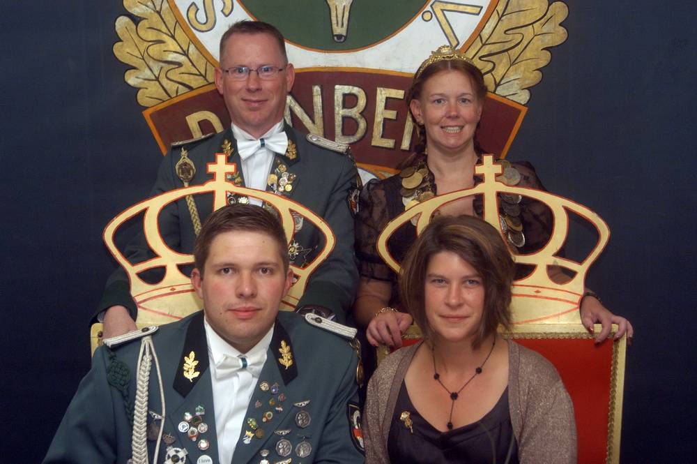  Wird aus König Sven I. und Königin Carmen I.(vorne) ein Kaiserpaar — oder gibt es einen neuen Regenten im Hofstaat? Diese Frage entscheidet sich lange vor der offiziellen Bekanntgabe. 