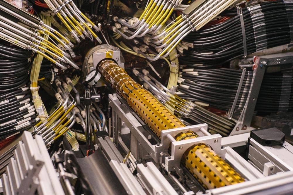  Einbau der neuen innersten Lage des ATLAS-Detektors, an der Wuppertaler Physiker maßgeblich mitgebaut haben. 