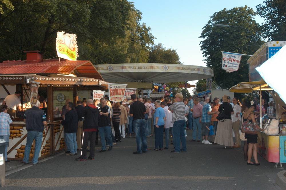  Ortswechsel: In diesem Jahr findet die Kirmes nicht mehr auf der Straße, sondern auf dem Schulhof der katholischen Tagesschule direkt gegenüber der Partyzone im Gemeindezentrum statt. 