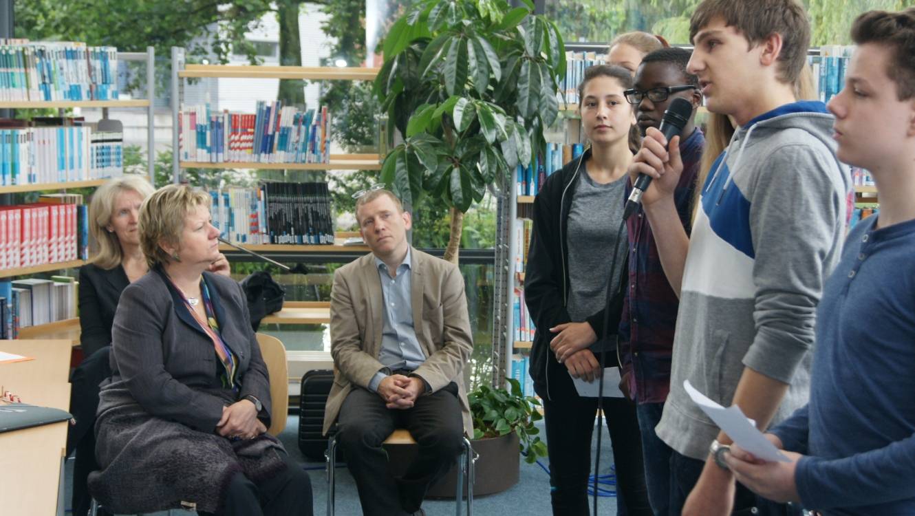  Einige der Neuntklässler der Gesamtschule Barmen während ihrer Präsentation einer selbst erarbeiteten Nazizeit-Dokumentation. 