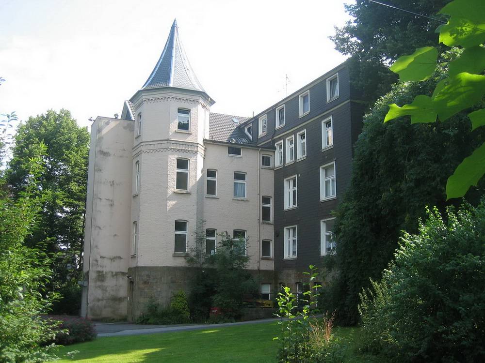  Gegen den Abriss des 140 Jahre alten Krankenhaus-Gebäudes gab es Proteste, die jedoch wirkungslos blieben. 