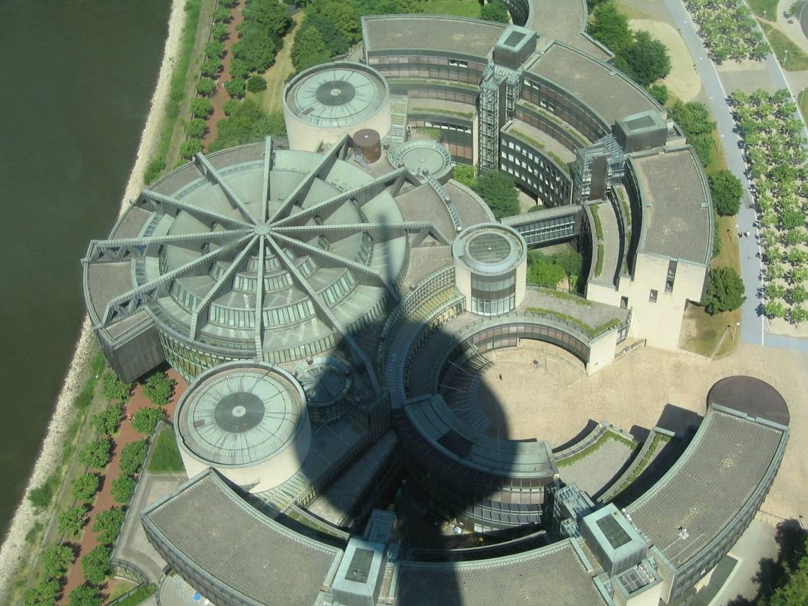 Blick in und auf den Landtag