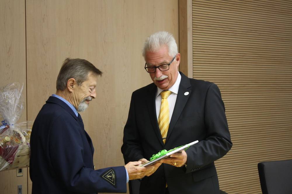  Landrat Thomas Hendele würdigte in einer Feierstunde den Einsatz von Dr. Wulf Rebholz. 