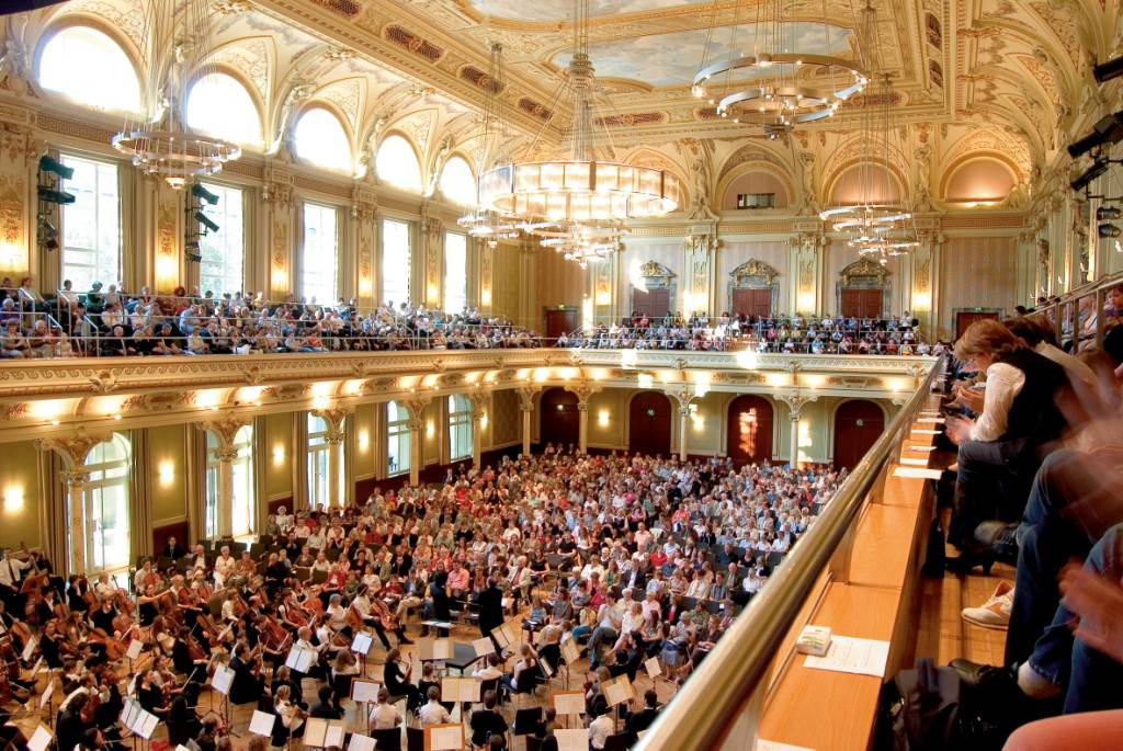  Der große Saal bietet ein beeindruckendes Ambiente. 