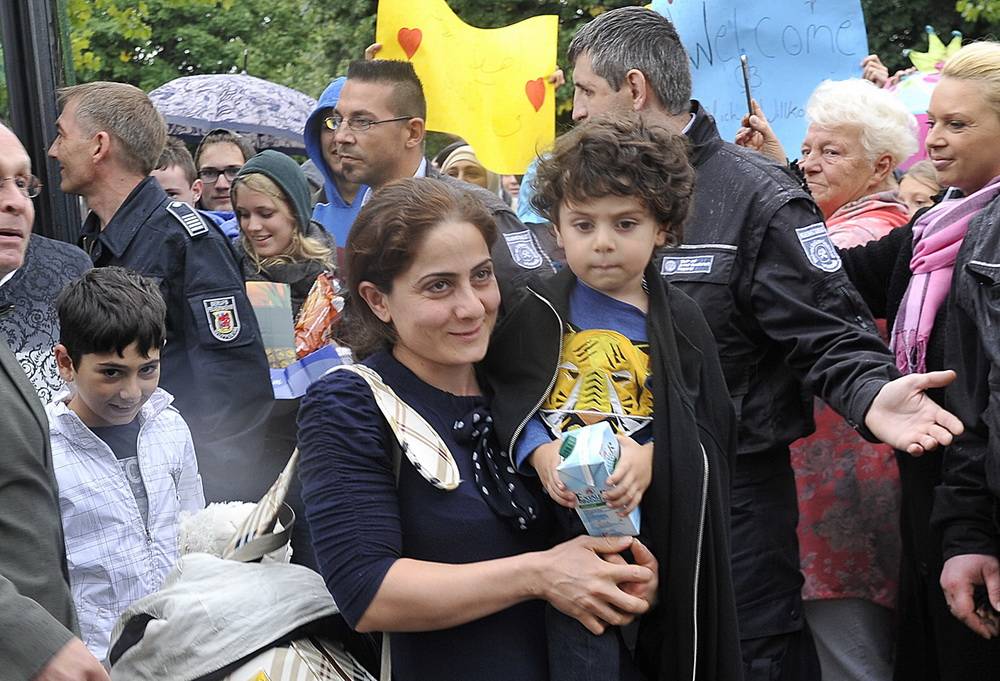  Erschöpft, aber erleichtert verließen die Flüchtlinge den Bus. 
