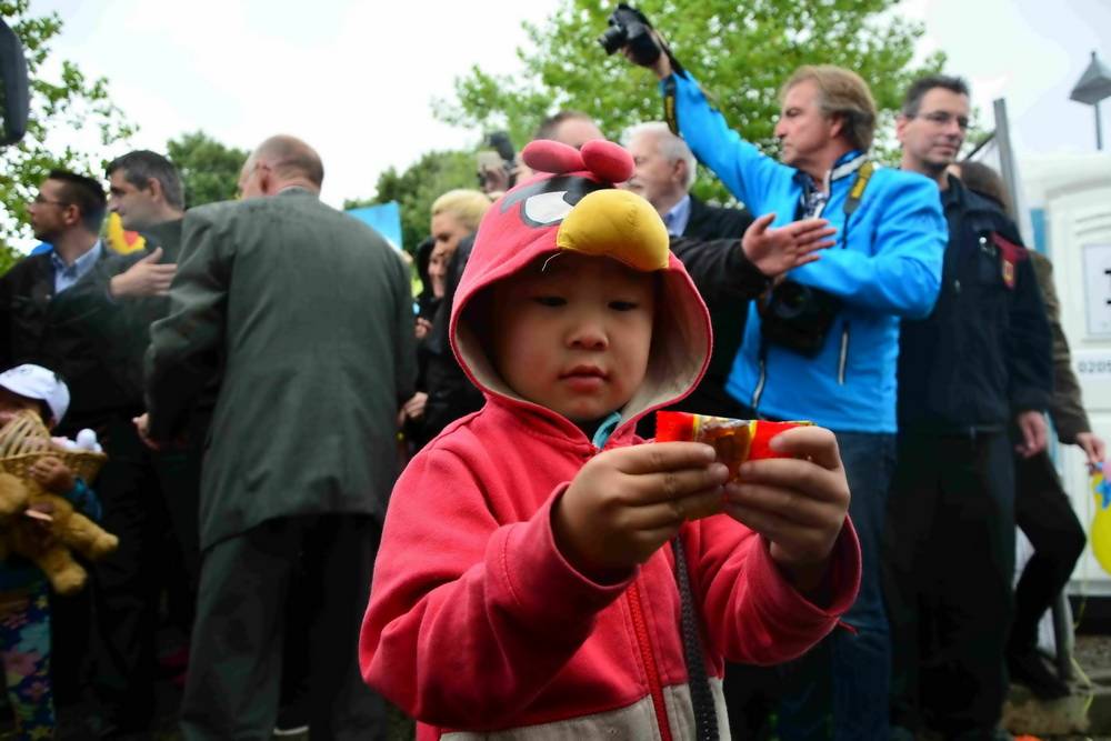  Die Kinder erhielten kleine Präsente. 