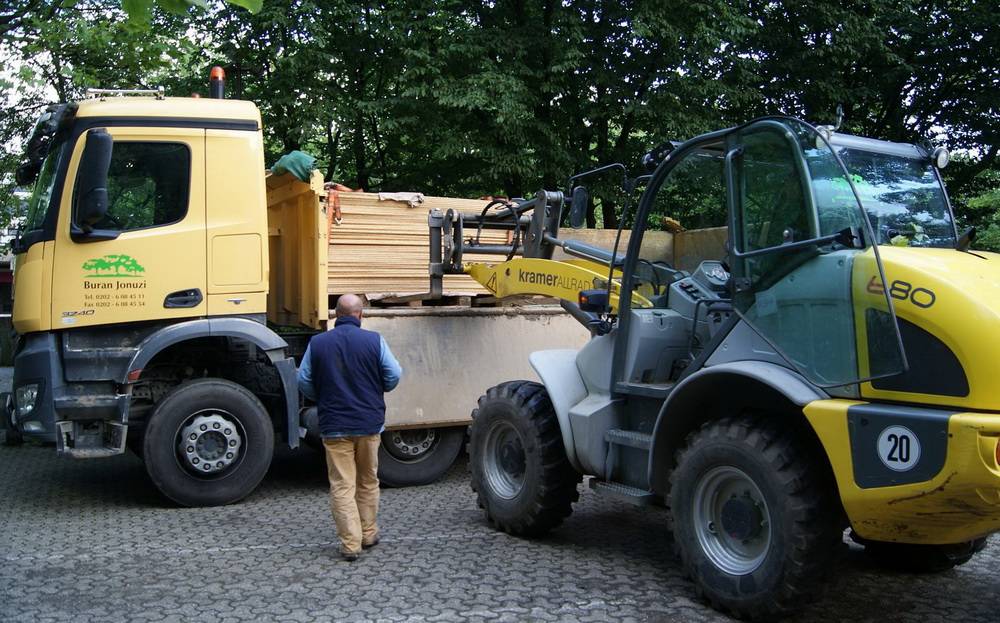  Die Bodenplatten werden vom Lkw geladen. 