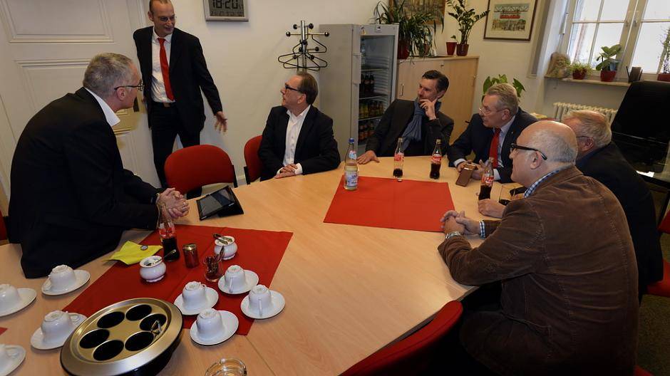 Die Genossen warten auf die...