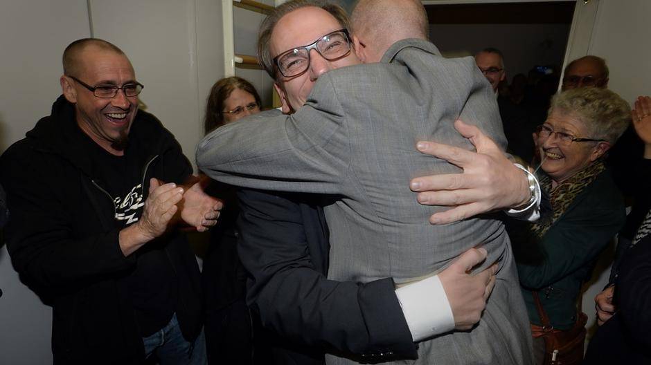 Sozialdezernent Dr. Stefan Kühn herzt Andreas...