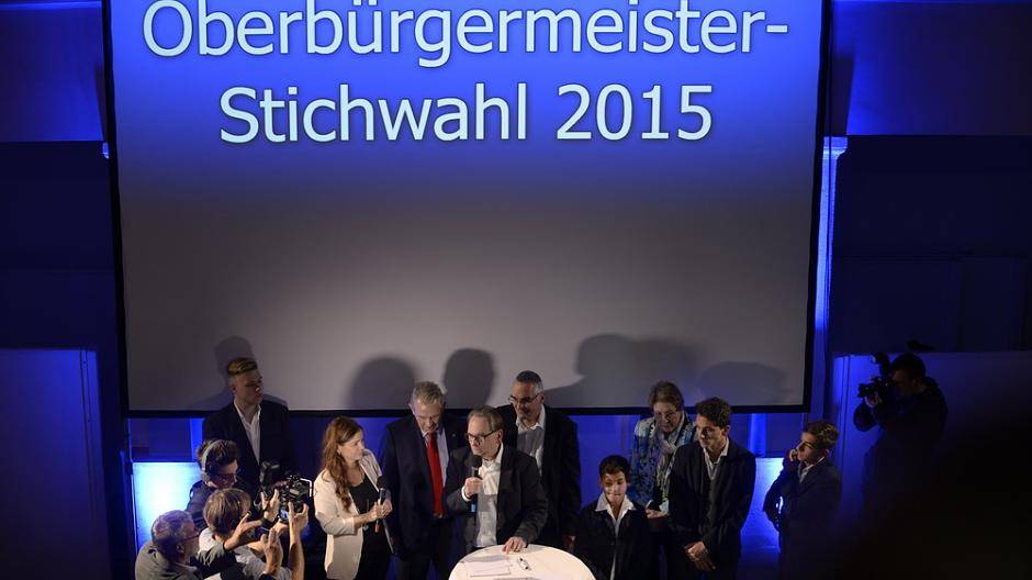 Andreas Mucke bei seinem Statement auf der Bühne im Lichthof des Rathauses. Seine drei...