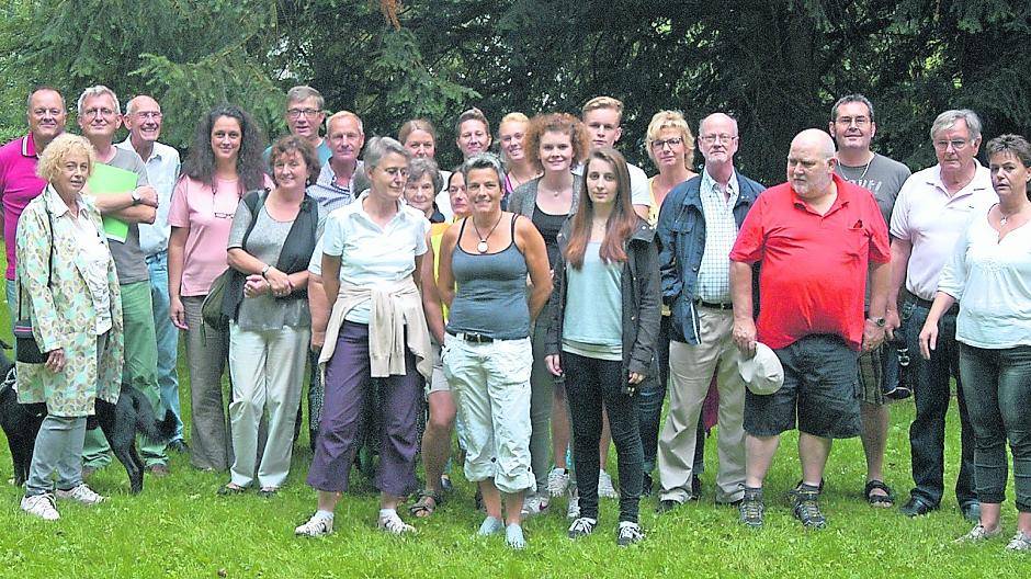  Sie alle wehren sich gegen die geplante Dreifach-Sporthalle auf dem Gelände nebenan, wo heute (noch) ein Park und ein Spielplatz ein Freizeitareal Entspannung bieten. 