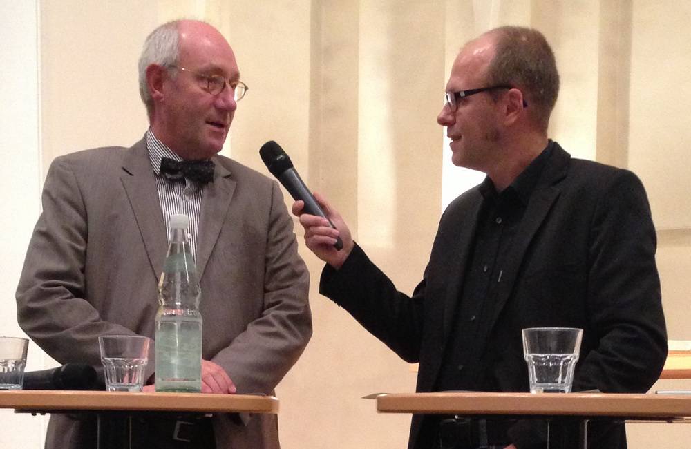  Dr. Johannes Slawig bei einem Interview in der City-Kirche. 