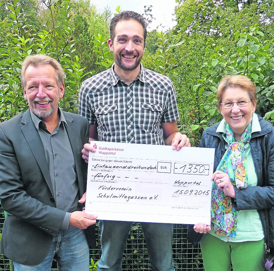  Die Vorsitzende des Wuppertaler Fördervereins Schulmittagessen, Renate Warnecke (r.), freute sich über 1.350 Euro, um weitere Mahlzeiten mit je 50 Cent zu bezuschussen. EFG-Schulleiter Reinhart Herfort (l.) und Sportkoordinator Dirk Grübler (M.) überreichten den Scheck. 