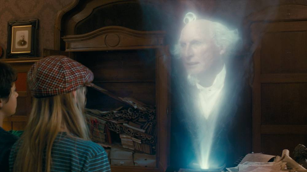  Szenenbild aus "Hilfe, ich habe meine Lehrerin geschrumpft": Otto Waalkes erscheint als Geist in der Villa an der Platzhoffstraße. 