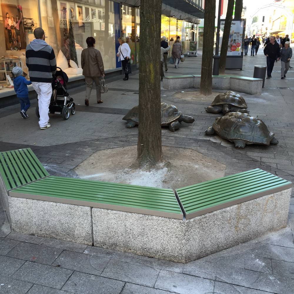  Die Plästikbände lösen die in die Jahre gekommenden Holzpanelen ab. 