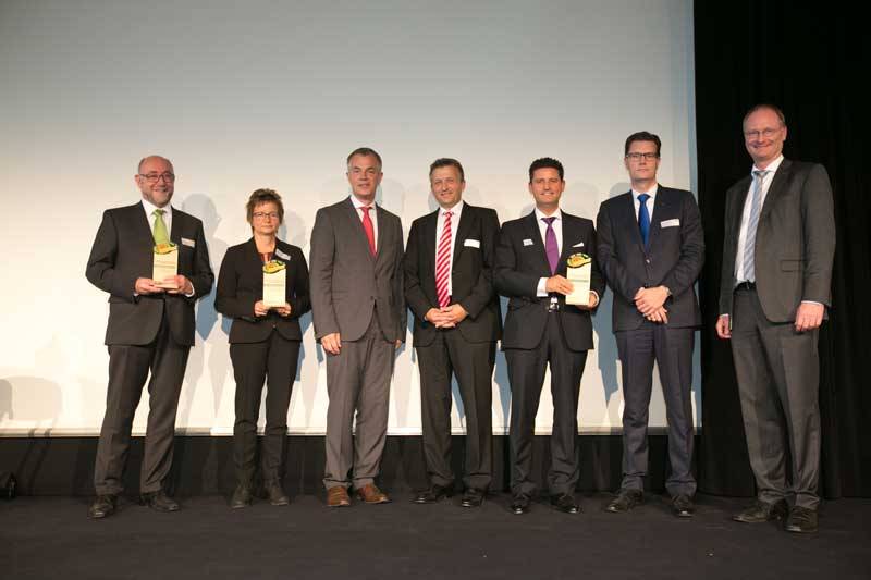  Die Geehrten auf der Bühne. 