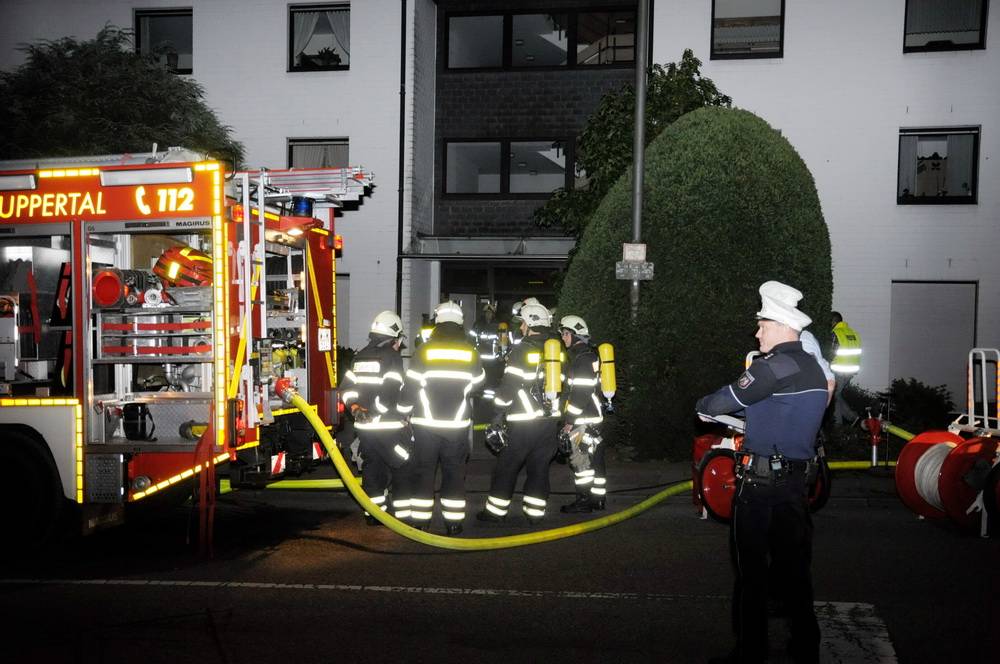  Mit Atemschutzgeräten betraten die Einsatzkräfte das Haus. 