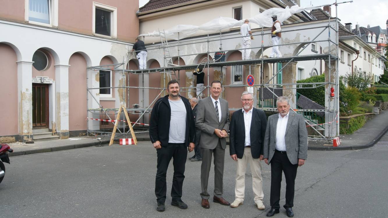  Ortstermin an den Rotter Waldhof-Arkaden: Von links nach rechts Frank Beneke, Oberbürgermeister Peter Jung, Karl-Heinz Emde vom Rotter Bürgerverein und Barmens Bezirksbürgermeister Hans-Hermann Lücke. 