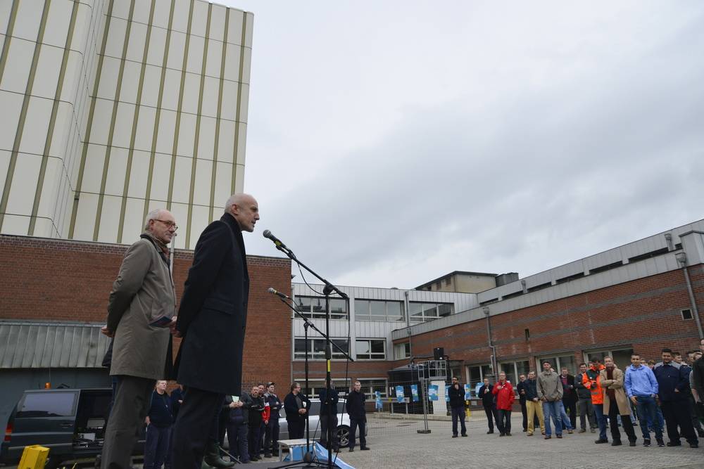  WSW-Arbeitsdirektor Markus Schlomski (am Mikro) und Stadtdirektor Dr. Johannes Slawig vor dem Barmer Heizkraftwerk. 