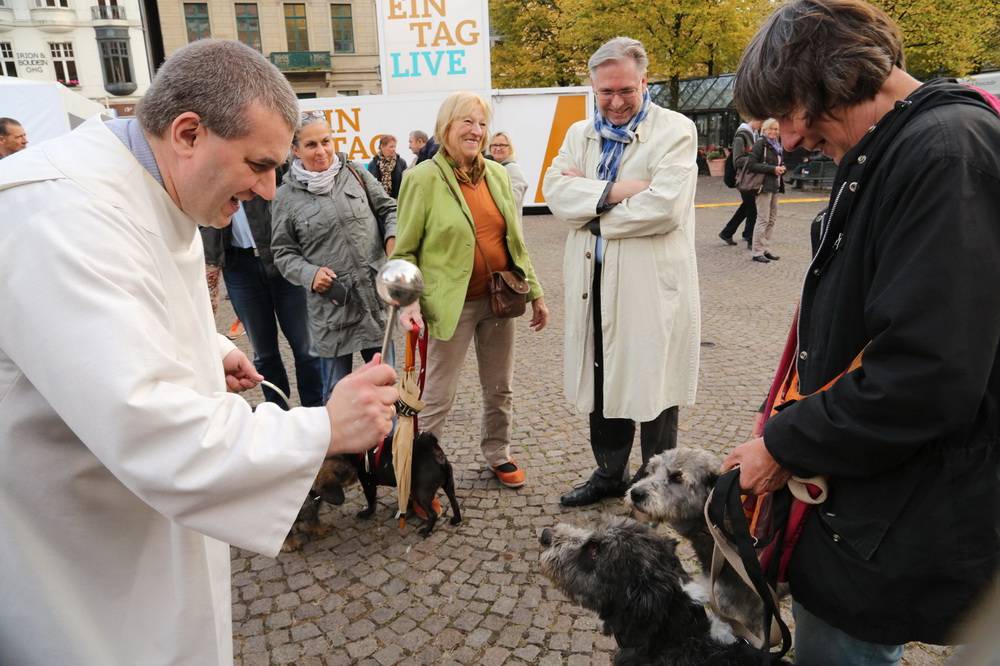Tiersegnung auf dem Laurentiusplatz