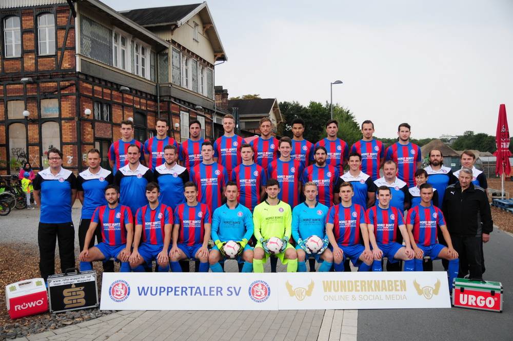 Das offizielle Mannschaftsfoto 2015/16, aufgenommen auf