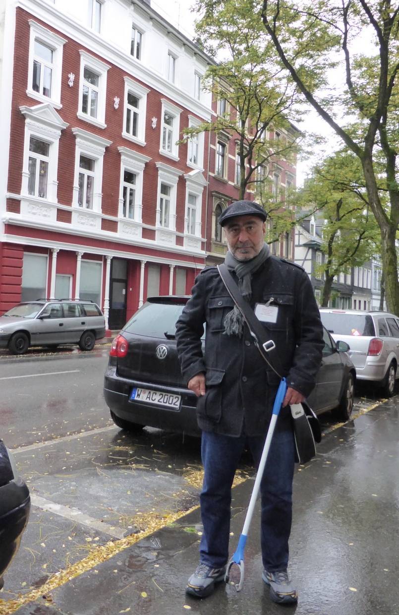  Straßenhausmeister Çemal Agir in der Schwarzbach. 