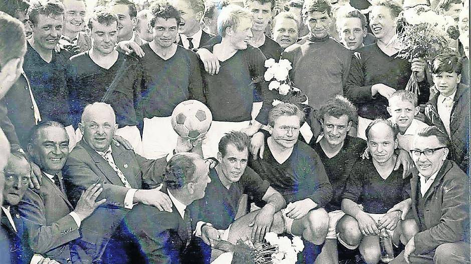  Landesliga-Aufstieg des WSC nach dem 2:1 gegen den VfL im Juli 1963 — die Spieler auf dem Bild stehend von links: Siekau, K. Hagemann, Wildförster, Erlach, R. Hagemann, Schöler. Unten von links: Szurgelies, Bock, Kramer, Czechensky. 