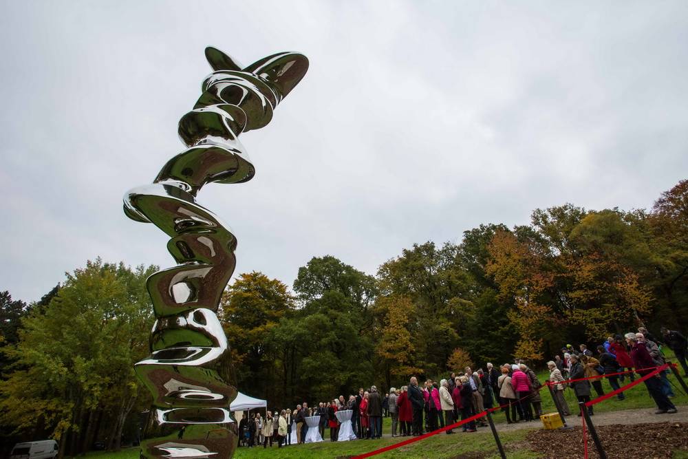  Die Barmer Anlagen „glänzen“ jetzt im wahrsten Sinn des Wortes durch eine Tony-Cragg-Skulptur. 