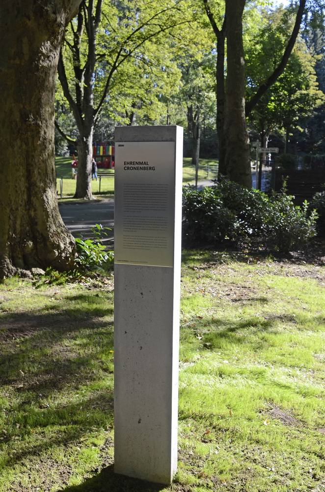 Cronenberger Ehrenmal: Neue Info-Tafel auf Stele