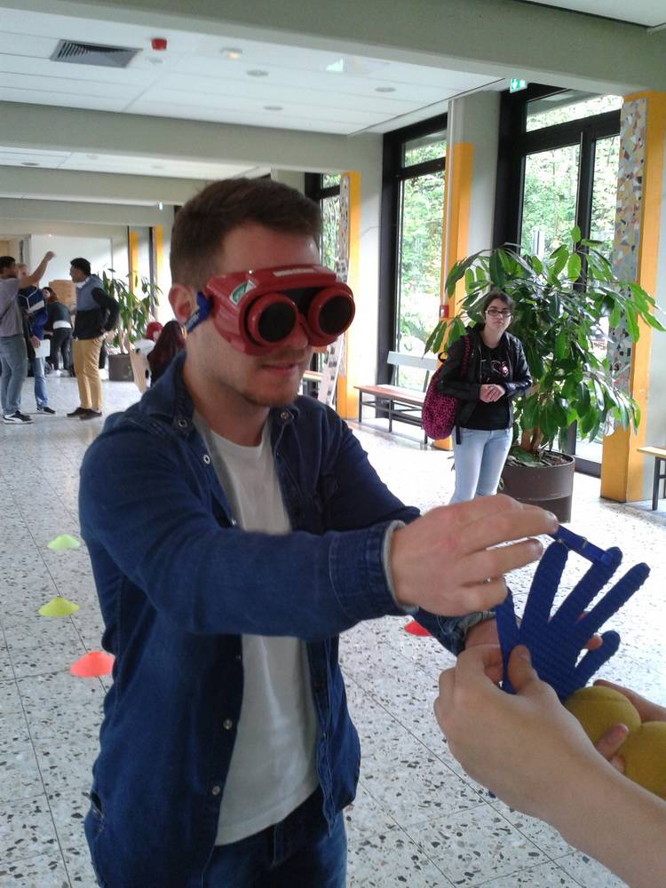  Das Leben durch die Suchtbrille sehen — eine von vielen Gesundheitserfahrungen am Aktionstag. 