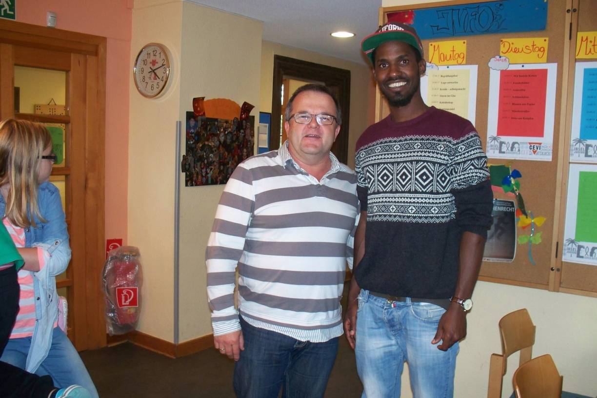  Verständigungsschwierigkeiten? Darüber können Diakon Uwe Müller aus Wuppertal (links) und Mamadou Madiou Diallo aus Guinea nur lachen. 