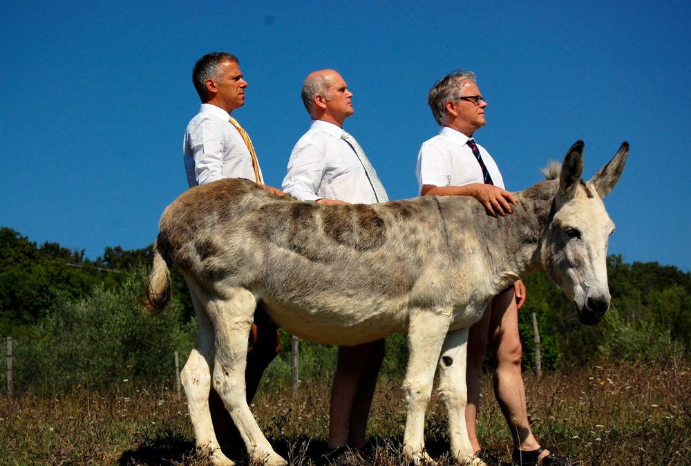 Fisch essender Zwerg auf Plateau