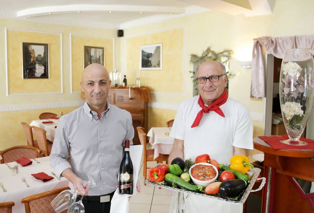  Einen Führungswechsel hat es im beliebten italienischen Ristorante „La nuova Casa“ an der Kaiserstraße 200 in Hammerstein gegeben: Silvio Grifo (li.) ist seit wenigen Wochen der neue Chef des Hauses. In der Küche „regiert“ allerdings weiterhin Wuppertals italienische Koch-Legende Domenico Di Martino (re.). Das „La nuova Casa“ verwöhnt seine Gäste zur Mittags- und zur Abendzeit, hat am Wochenende frischen Fisch und frische Pasta auf der Karte, ermöglicht die Bezahlung mit EC-Karte — und ist unter 70 18 24 zu erreichen. 