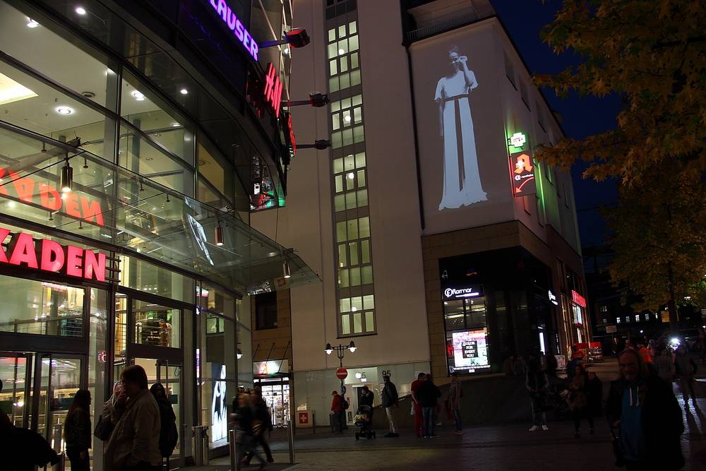  Tanz-Weltstar Regina Advento grüßt ab sofort in einer Videoinstallation des Künstlers Kai Fobbe überlebensgroß von der Fassade gegenüber den City-Arkaden. 